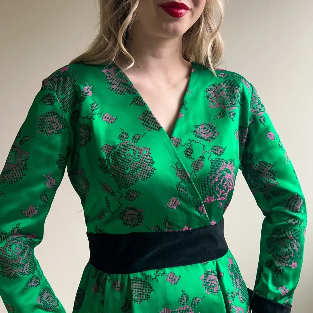 Vintage 1950s Emerald Satin Dress With Pink Florals (M) - Picture 2 of 12